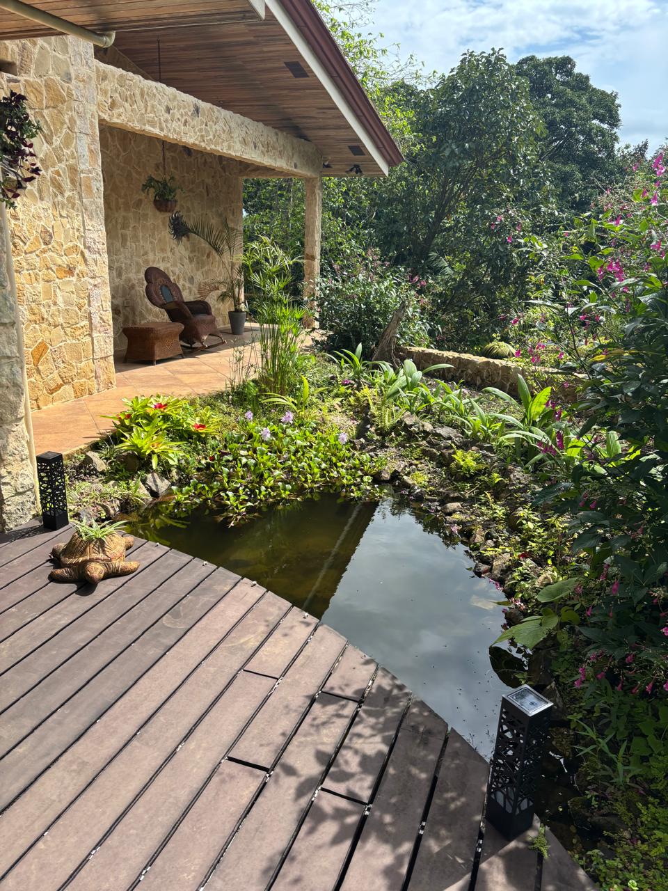 Lake & Volcano View Estate with Pool, Jacuzzi & Apt In El Aguacate