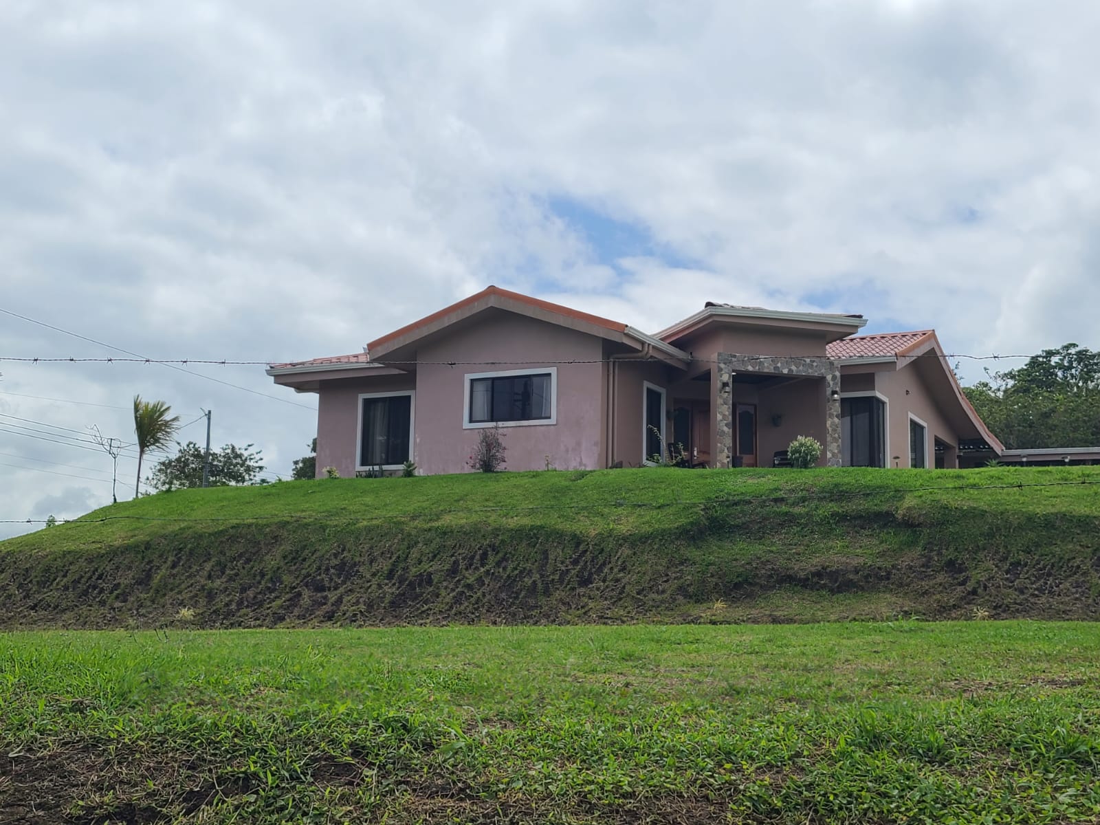 Spacious Property with Warehouses and Workshop in Mata de Caña