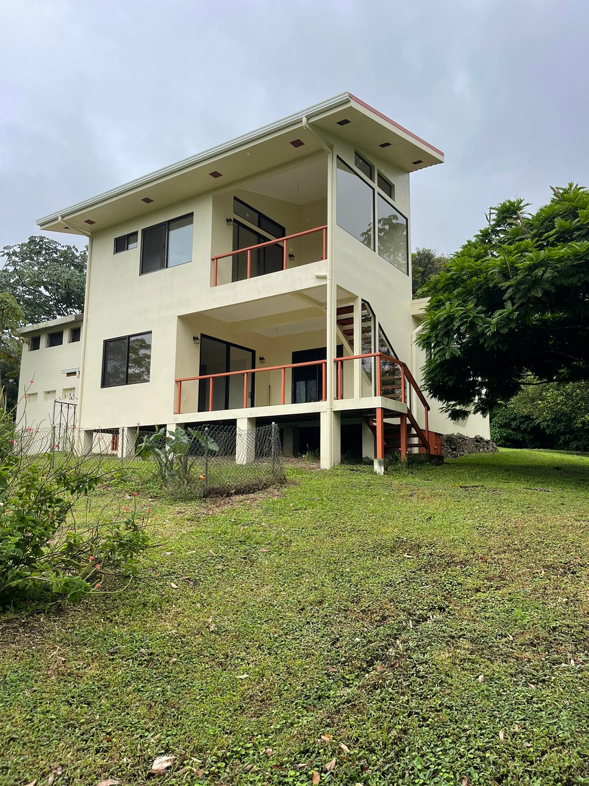 Charming 132 m² Home on 5,000 m² Lot w/ Creek in a Gated Community