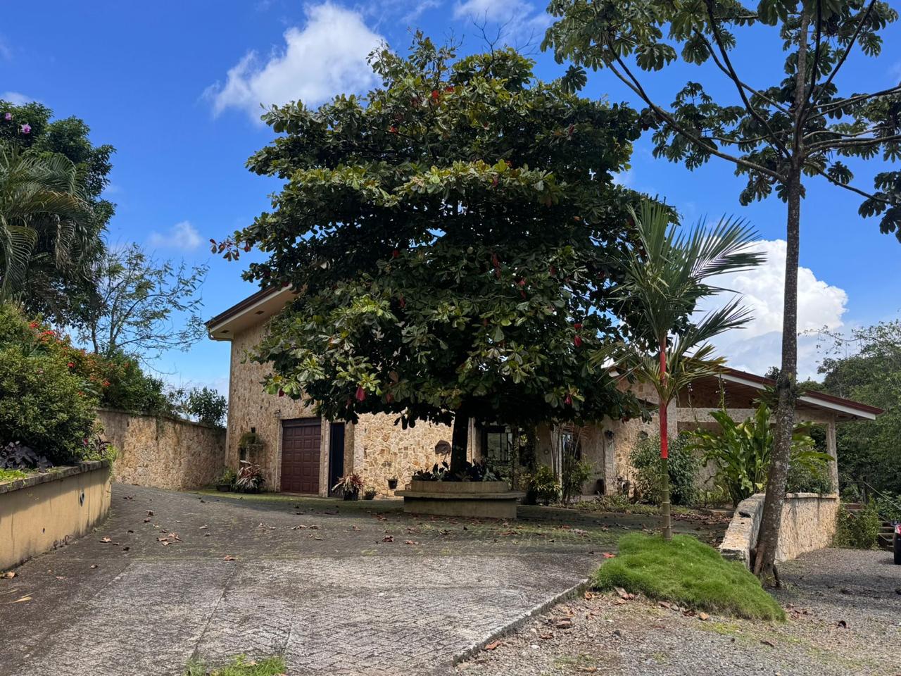 Lake & Volcano View Estate with Pool, Jacuzzi & Apt In El Aguacate