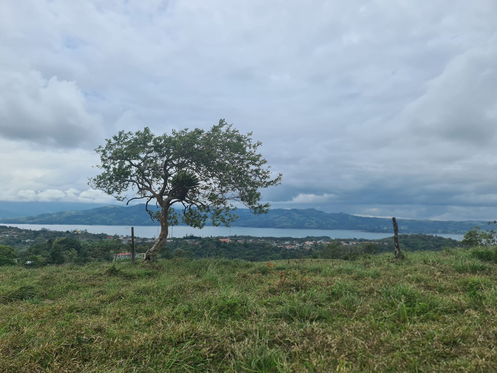 46,600 m2 (11,5 acres) Lot with Amazing Lake View in Nuevo Arenal