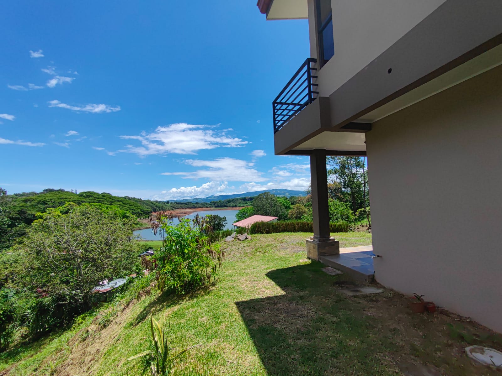 Charming 2BD, 1.5 BA LAKE VIEW Home Just Steps from Lake Shore in Tronadora 