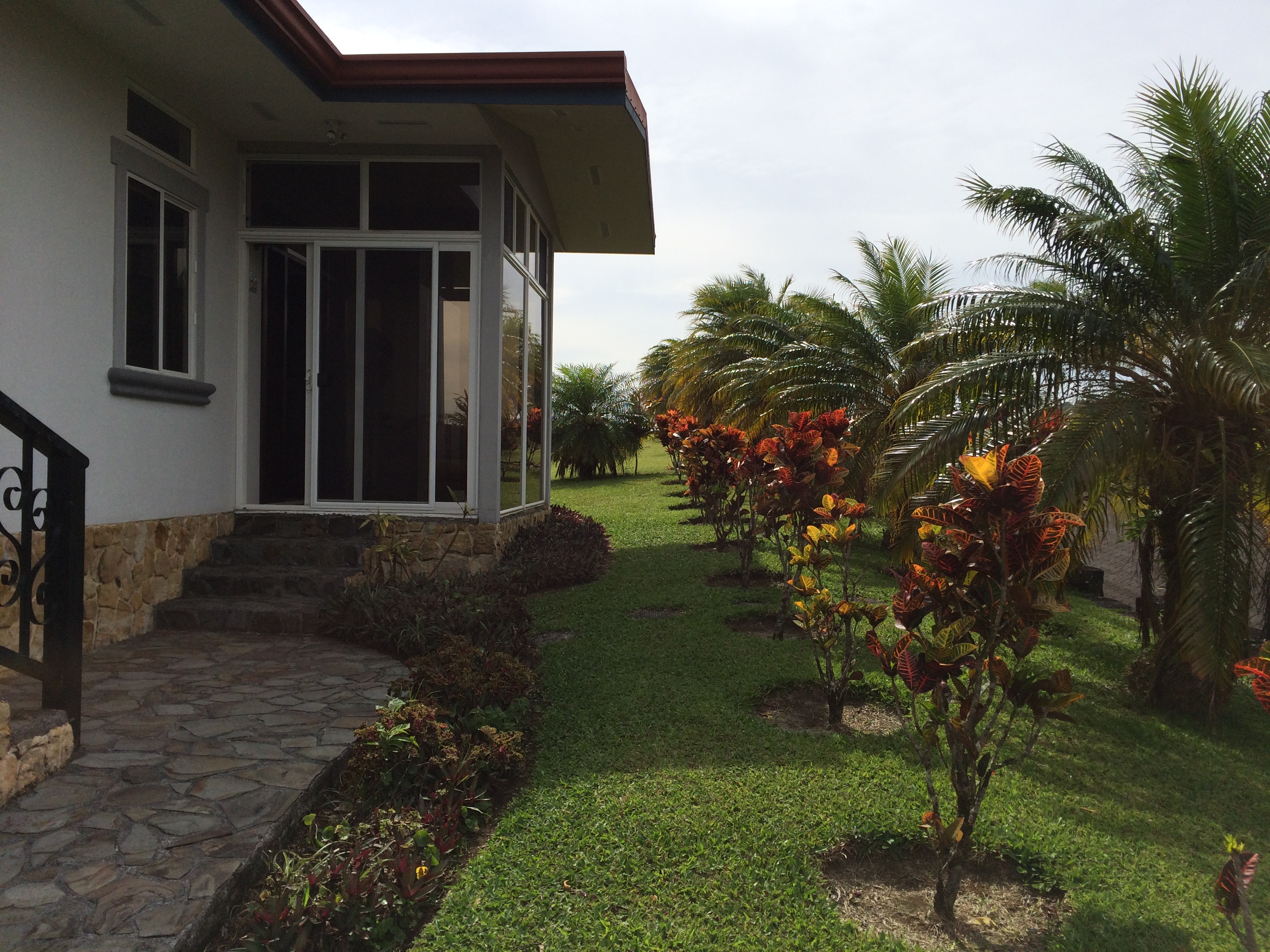 Stunning 374 m² 3BD 3BA Home with Expansive Lake and Volcano Views