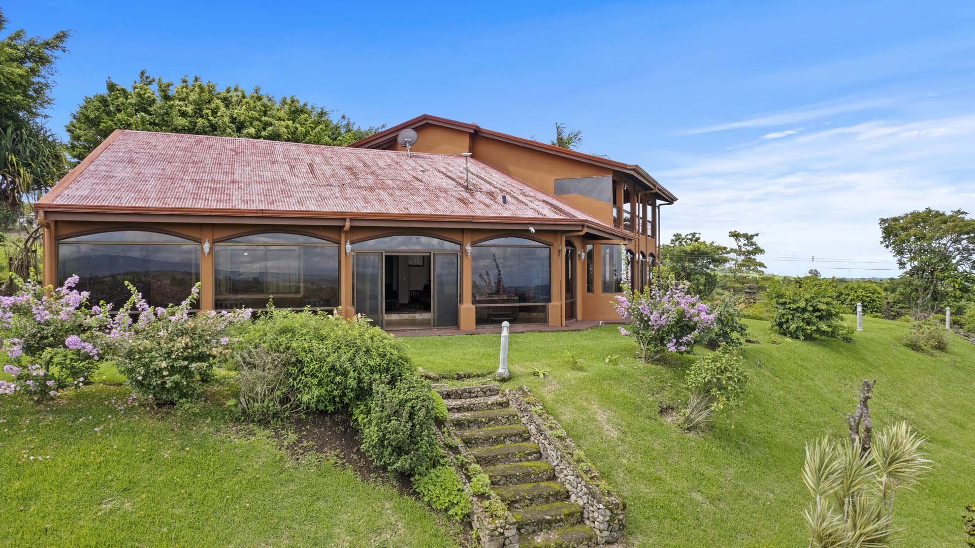 Luxury Home w/ Stunning Mountain Views on a 10,000 m² Estate