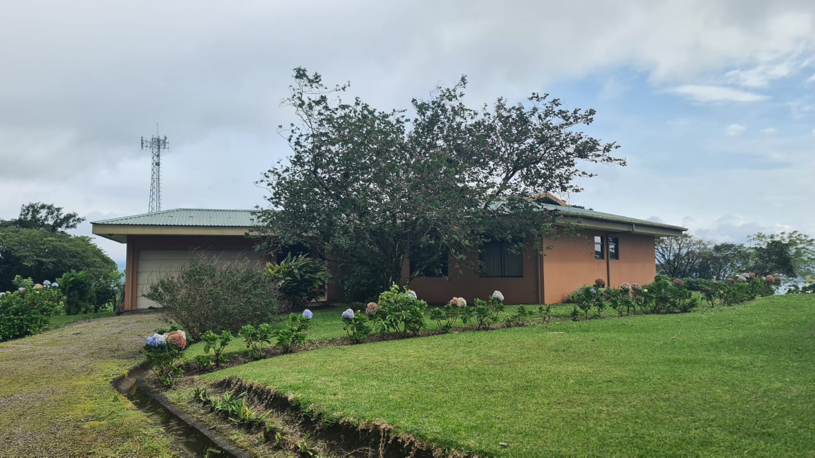 Beautiful 3 Bedroom, 2 Bathroom Furnished Home in El Aguacate