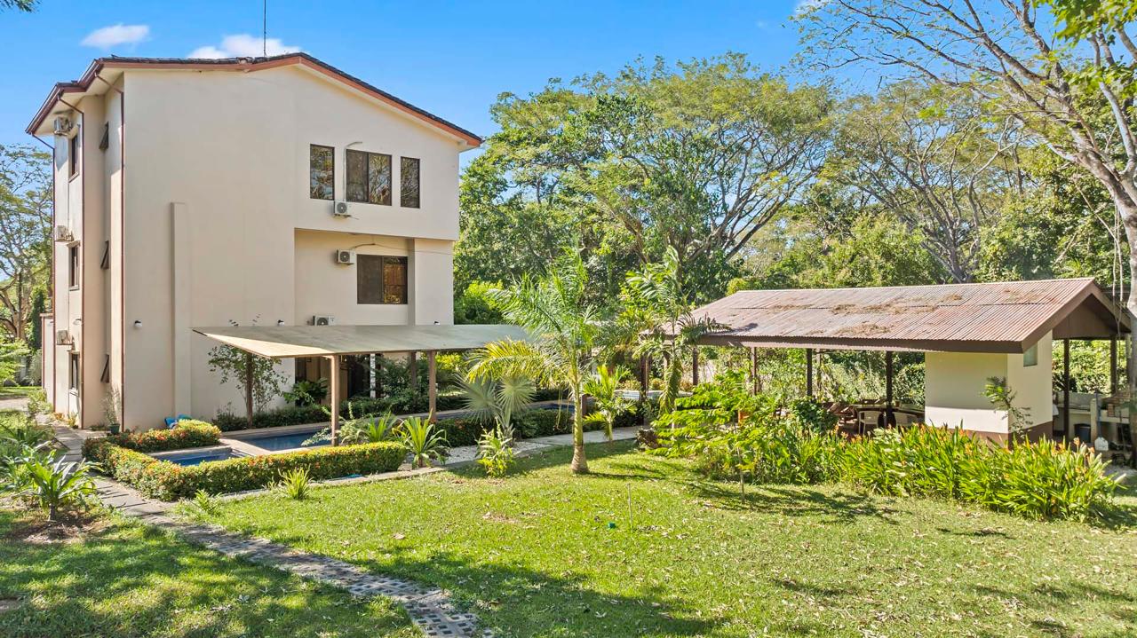 Beautiful 3-Story Property with 4 Apartments, Pool & Panoramic Comforts