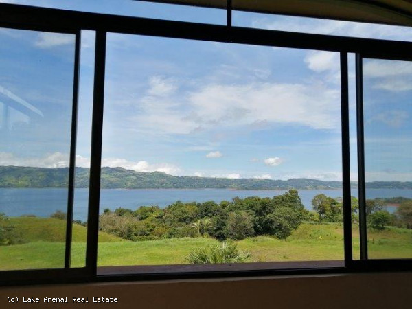 Luxury Manor with Far-reaching Lake Views In Nuevo Arenal