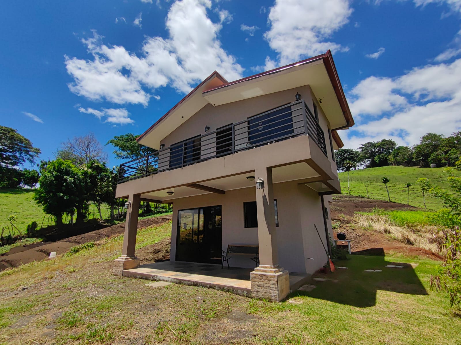 Charming 2BD, 1.5 BA LAKE VIEW Home Just Steps from Lake Shore in Tronadora 