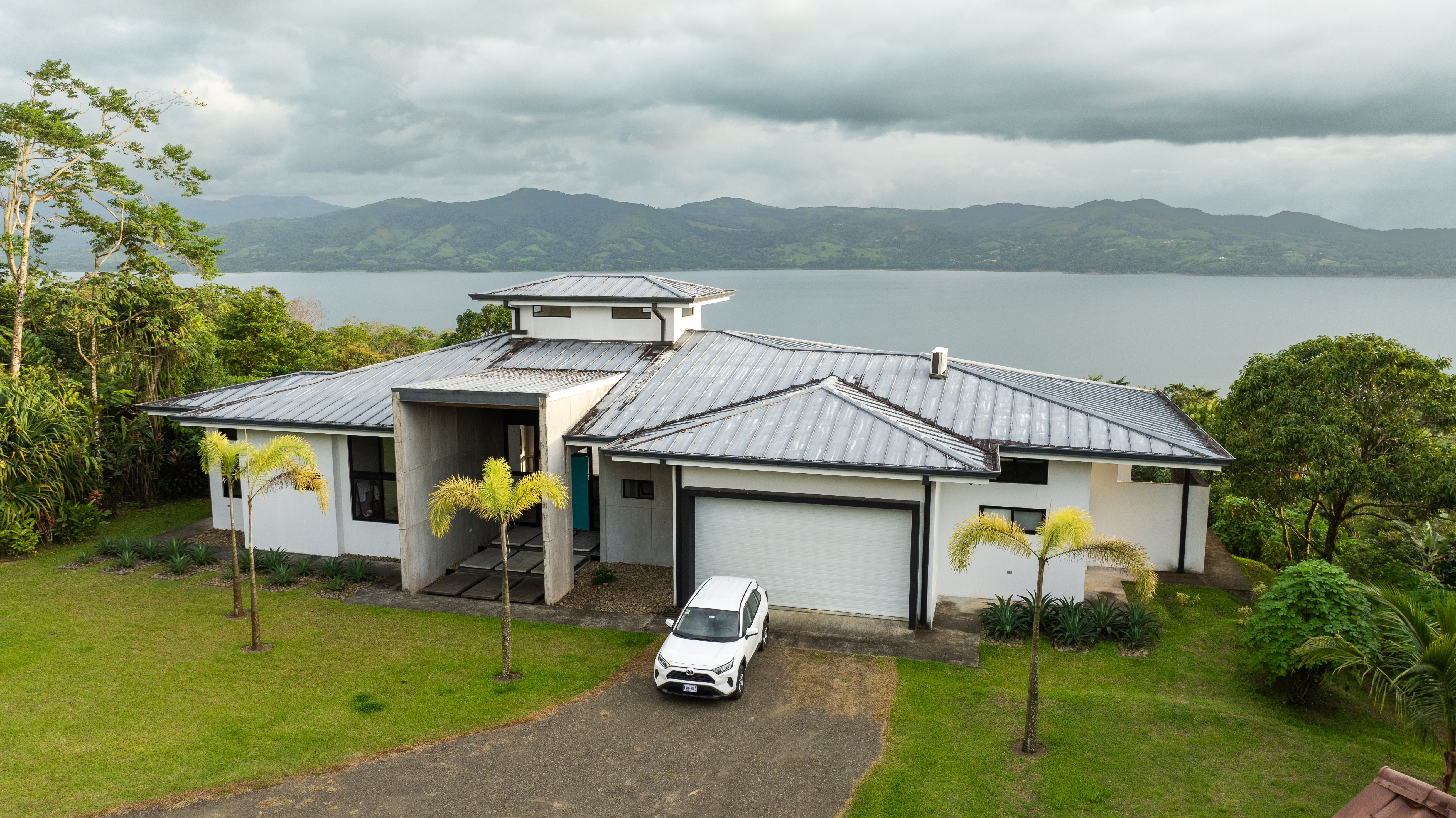 Luxury Home with 4 Bedrooms and Breathtaking Lake & Mountain Views