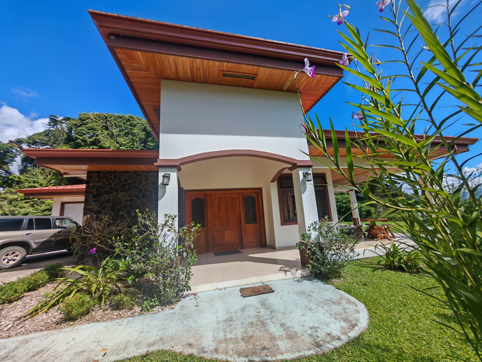 Beautiful Furnished Home 2BD 2.5 BA w/ Lake View in Nuevo Arenal