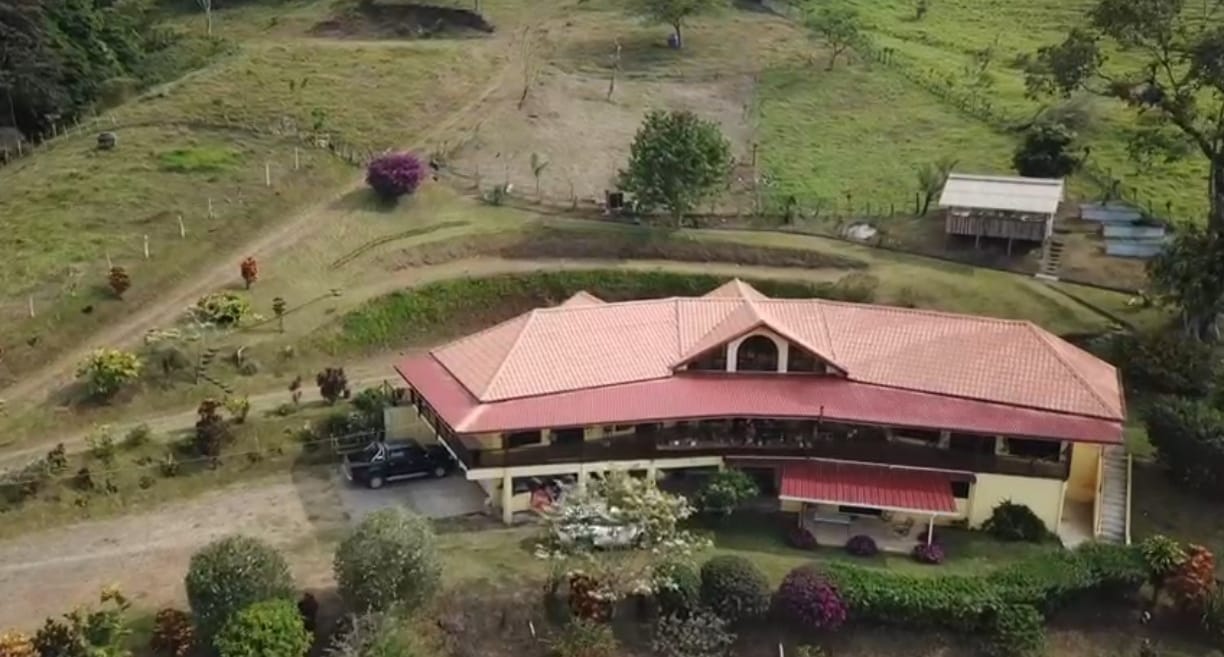 Sprawling, 2 BD/2 BA Home+Office+Apt+Stables+Green House in Tronadora