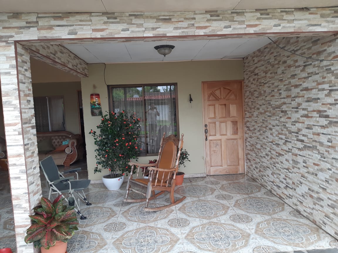 Lovely 4-Bedroom, 1-BA Tico House + Rancho with ½ BA in Tronadora 