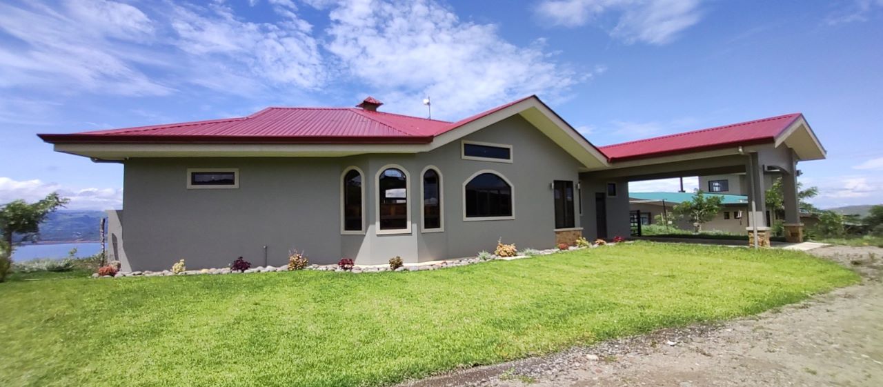 Luxury 2 Bedroom / 2 Bathroom Home W/  Stunning Lake & Volcano Views