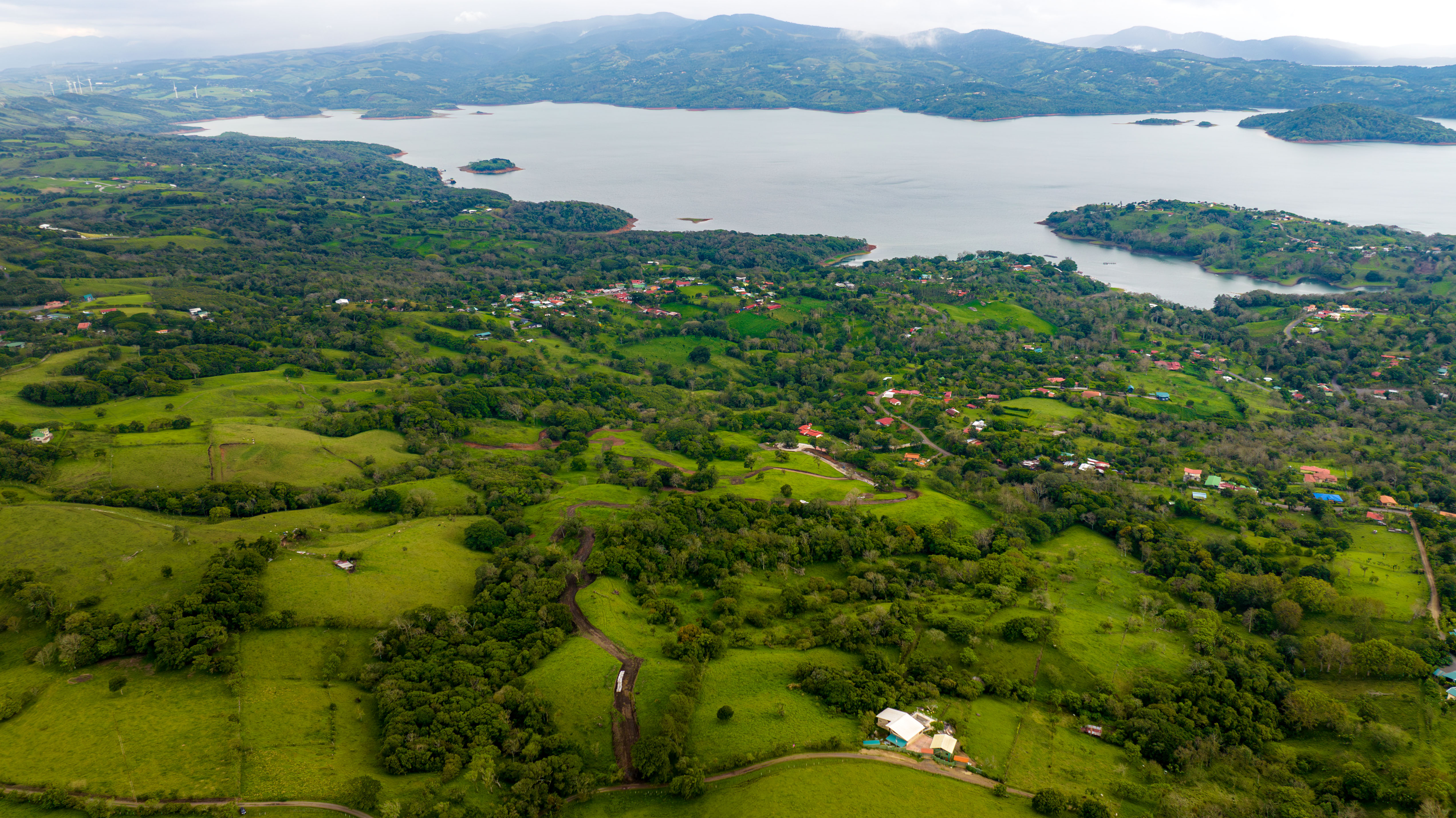 El Roble Lake View — panoramic view of the residential development