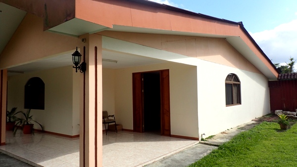 Lovely Remodeled 3 BR, Only 3 Blocks from Nuevo Arenal Town