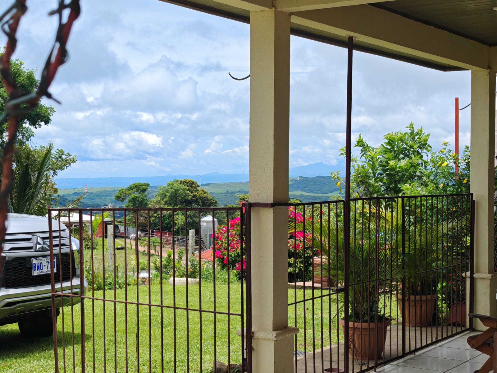 Beautiful 3-bedroom, 2-bathroom Home on a Sprawling 26,313 m² (6.5 Acres) lot 