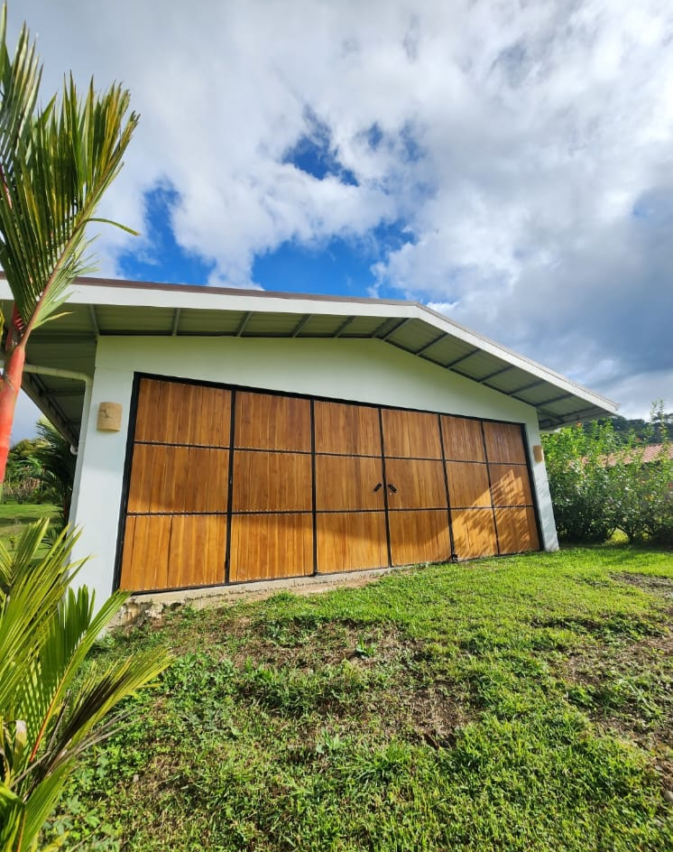 Spacious Home 3 BD 2.5 BA with Apartment, Pool, and Beautiful Views