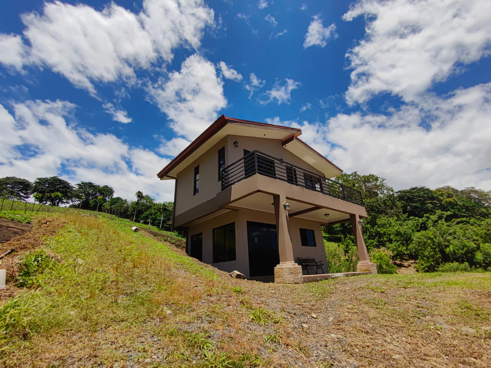 Charming 2BD, 1.5 BA LAKE VIEW Home Just Steps from Lake Shore in Tronadora 