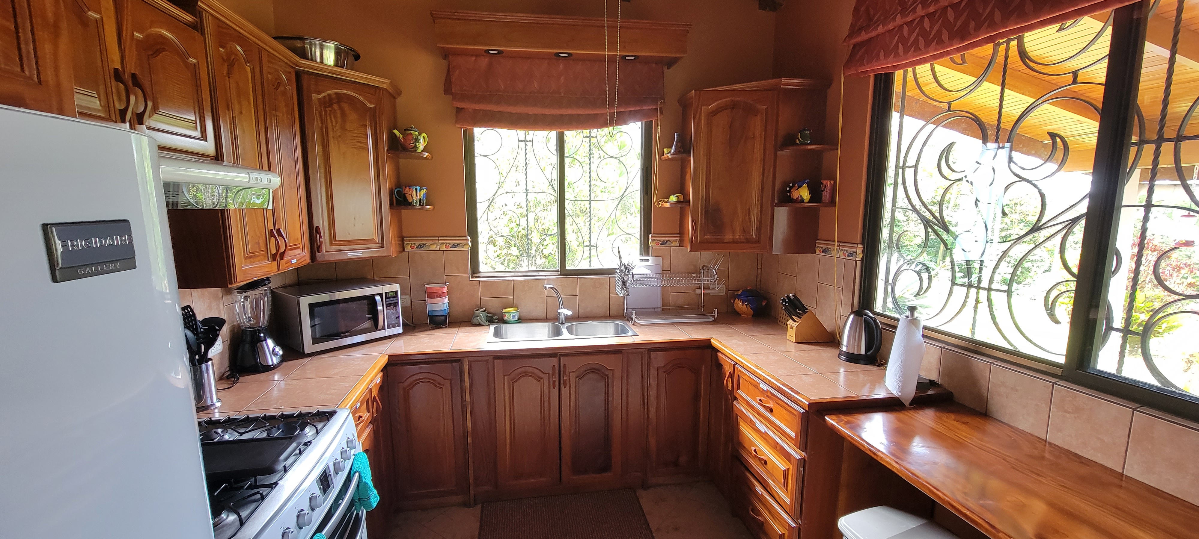 Beautiful 3 BD 2 BA Home in a 8 Acre Lot with Pool and Lake View