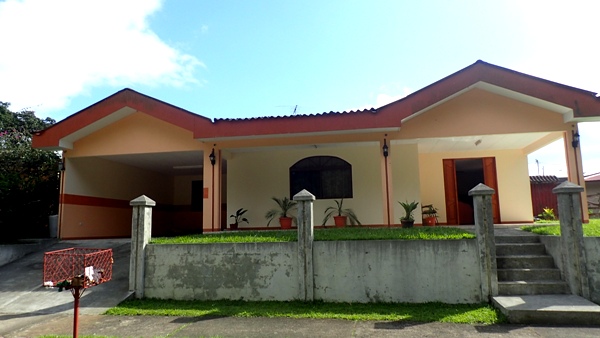 Lovely Remodeled 3 BR, Only 3 Blocks from Nuevo Arenal Town