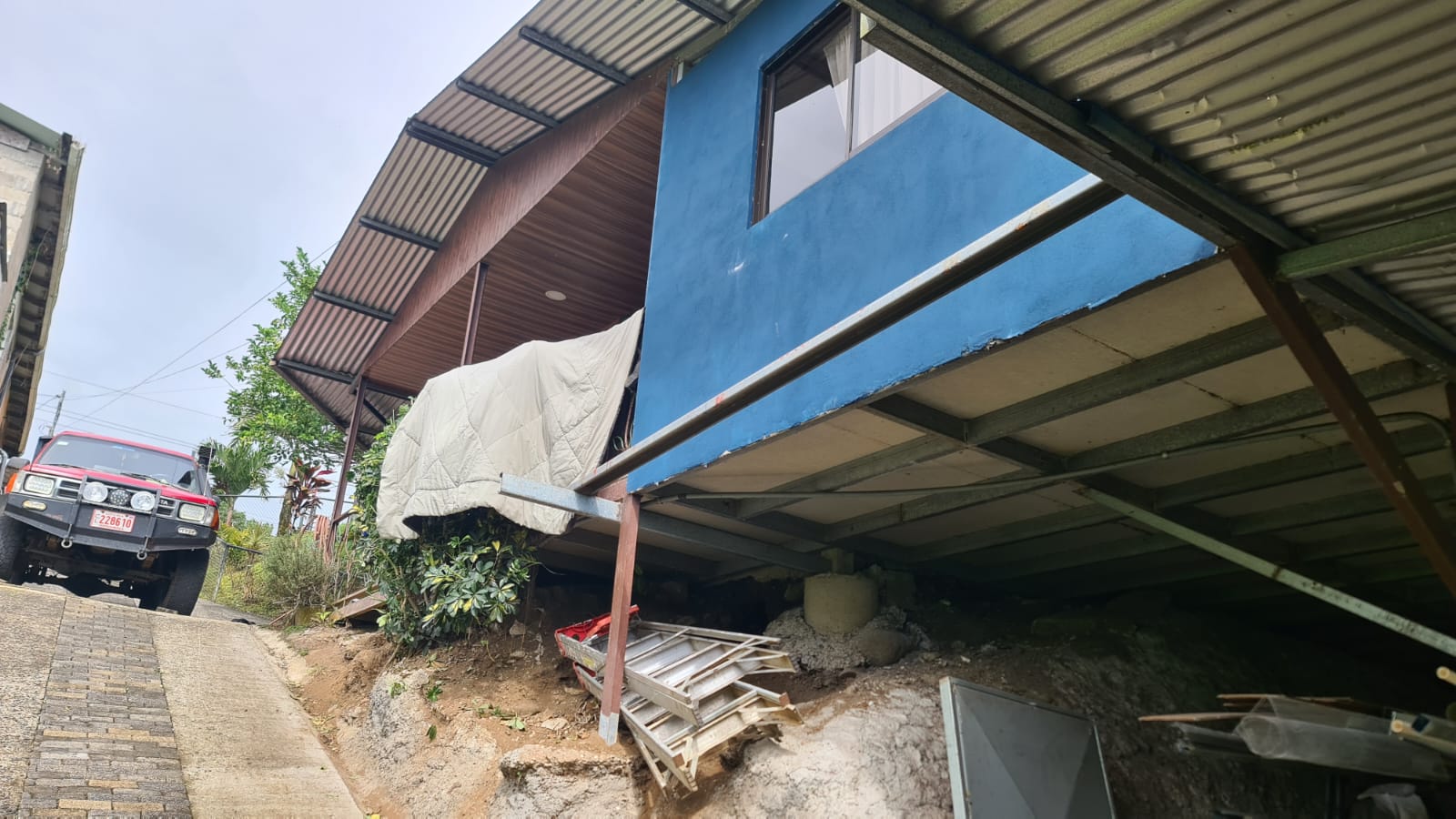 Modest, 4 Bedroom 2 Bathroom house Lake View in Nuevo Arenal