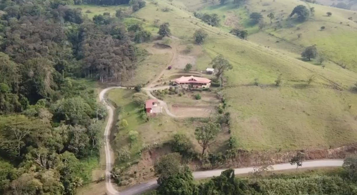 Sprawling, 2 BD/2 BA Home+Office+Apt+Stables+Green House in Tronadora