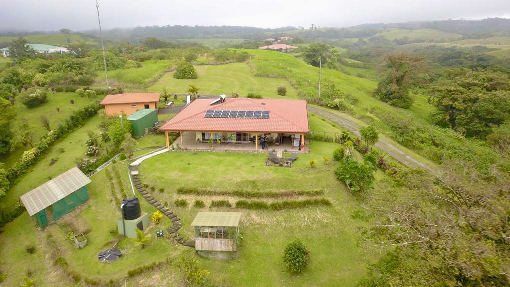 Mountain Top, Solar Powered, 3 bedroom Home in Nuevo Arenal 