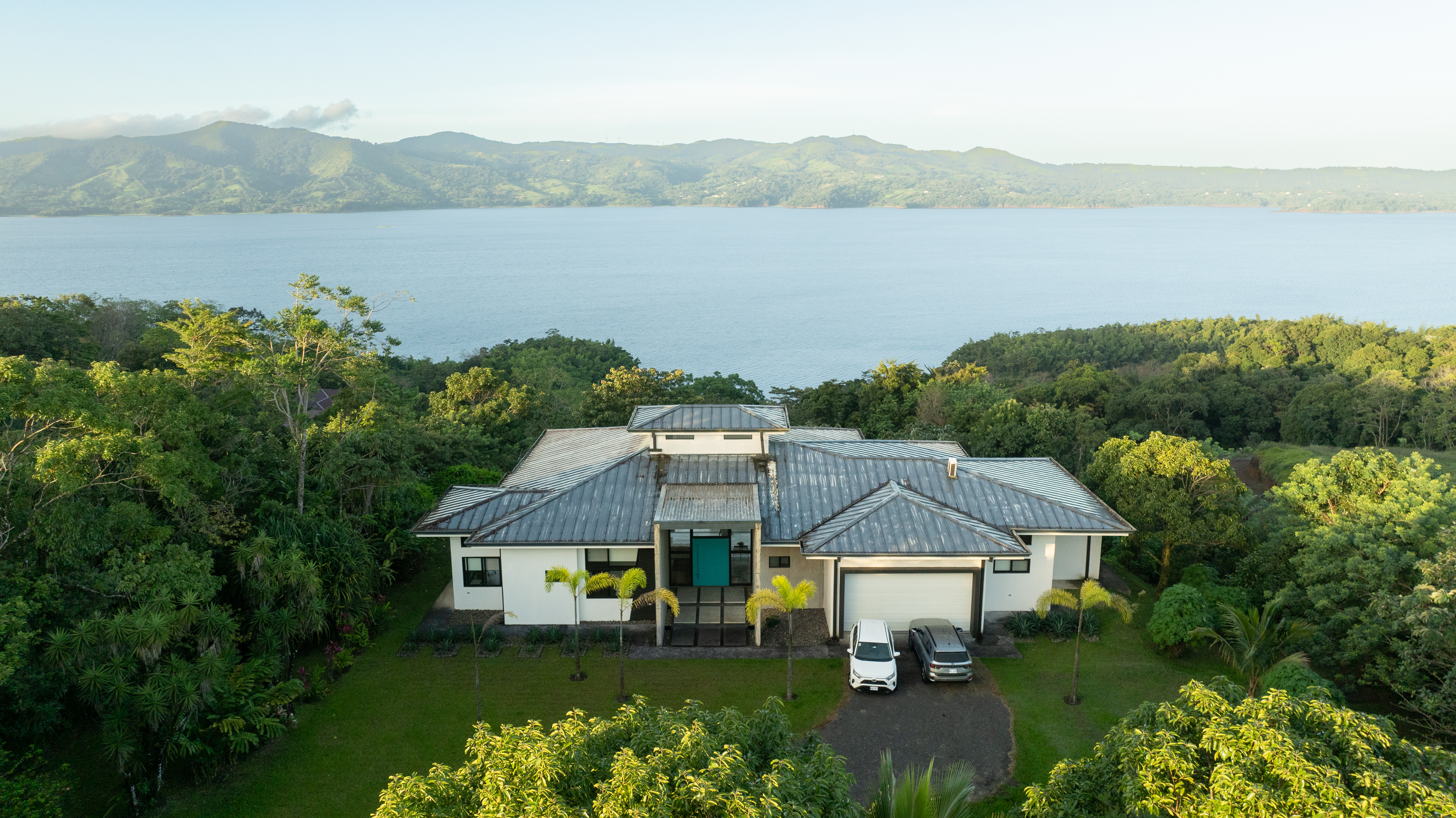 Luxury Home with 4 Bedrooms and Breathtaking Lake & Mountain Views