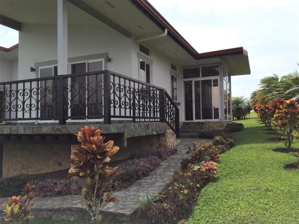 Stunning 374 m² 3BD 3BA Home with Expansive Lake and Volcano Views