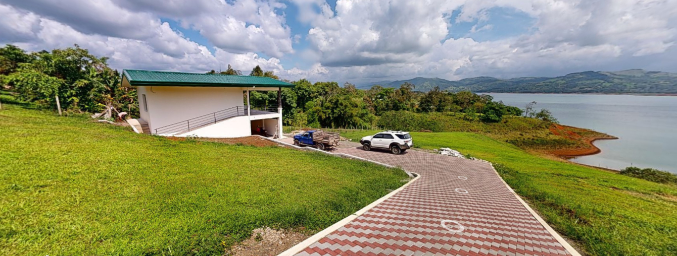 Spectacular Studio Apt + 2500 m2 Lot+ Lake Access Property in Nuevo Arenal