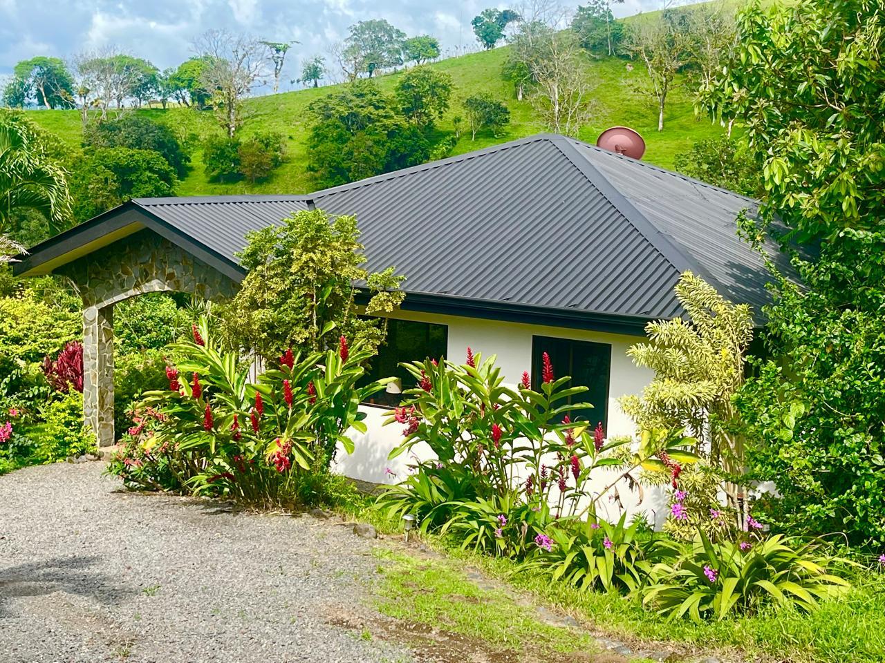 Spacious 1 BD 1 BA Residence with Lake Arenal View in Tronadora