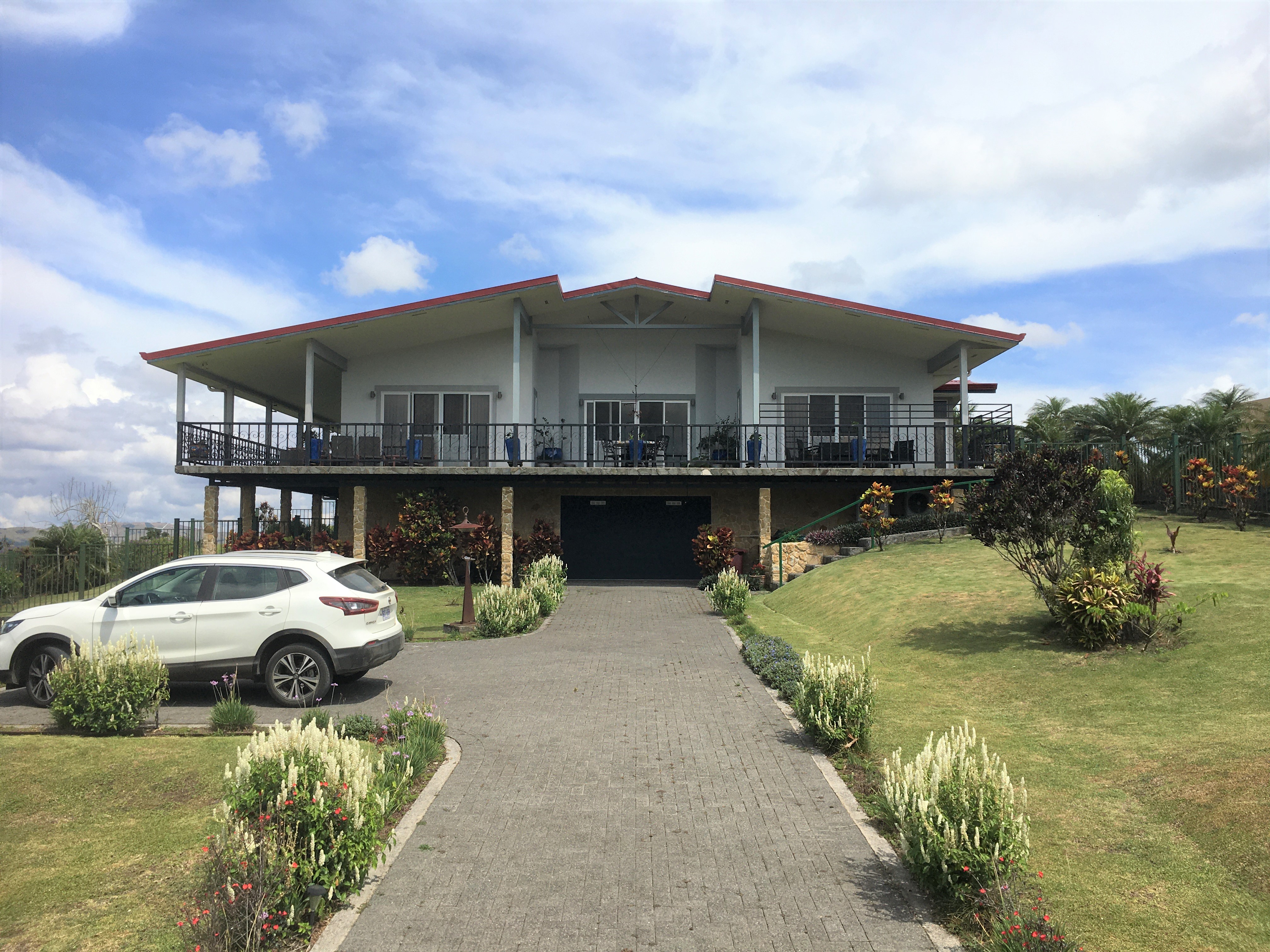 Stunning 374 m² 3BD 3BA Home with Expansive Lake and Volcano Views