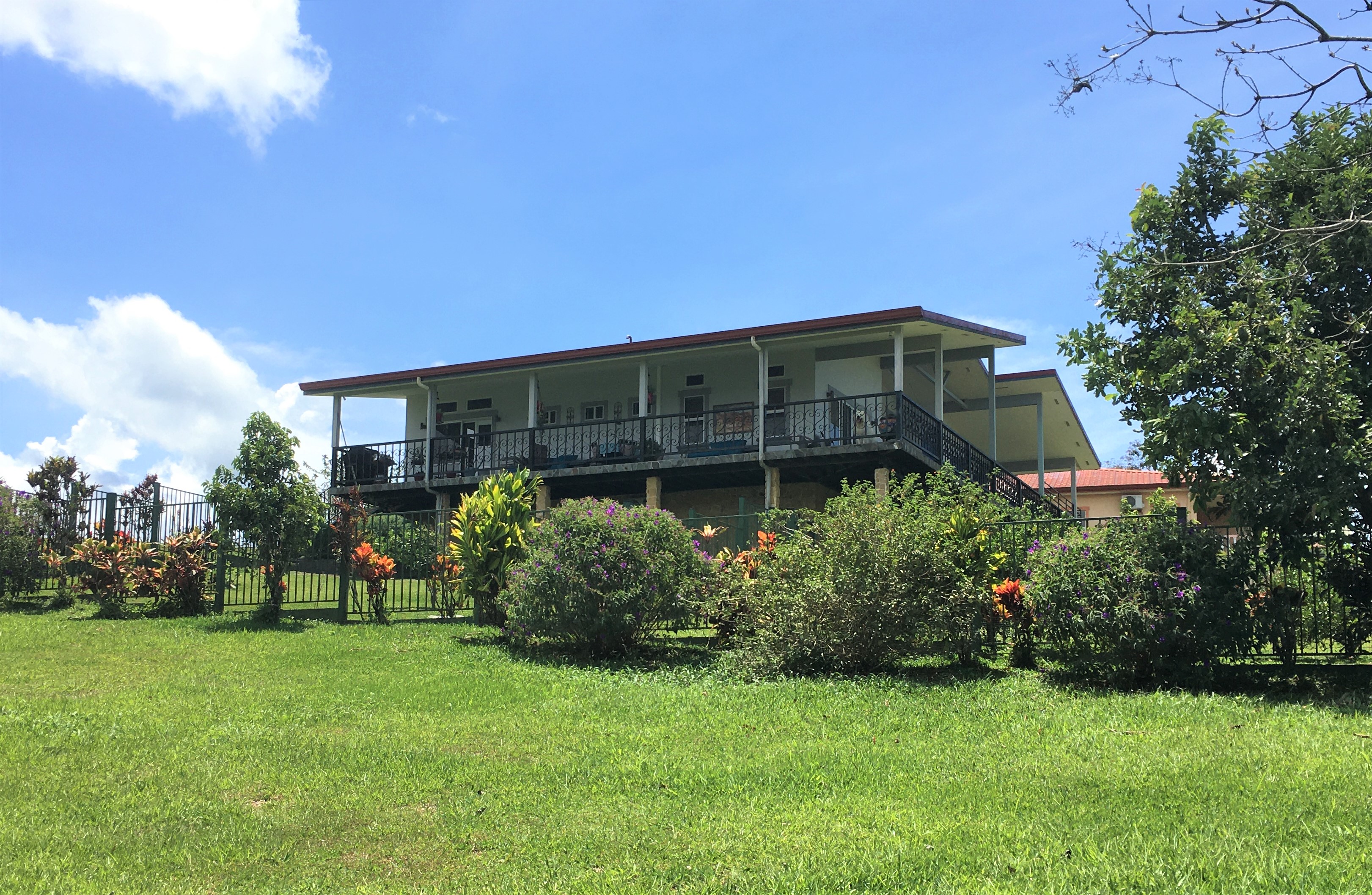 Stunning 374 m² 3BD 3BA Home with Expansive Lake and Volcano Views