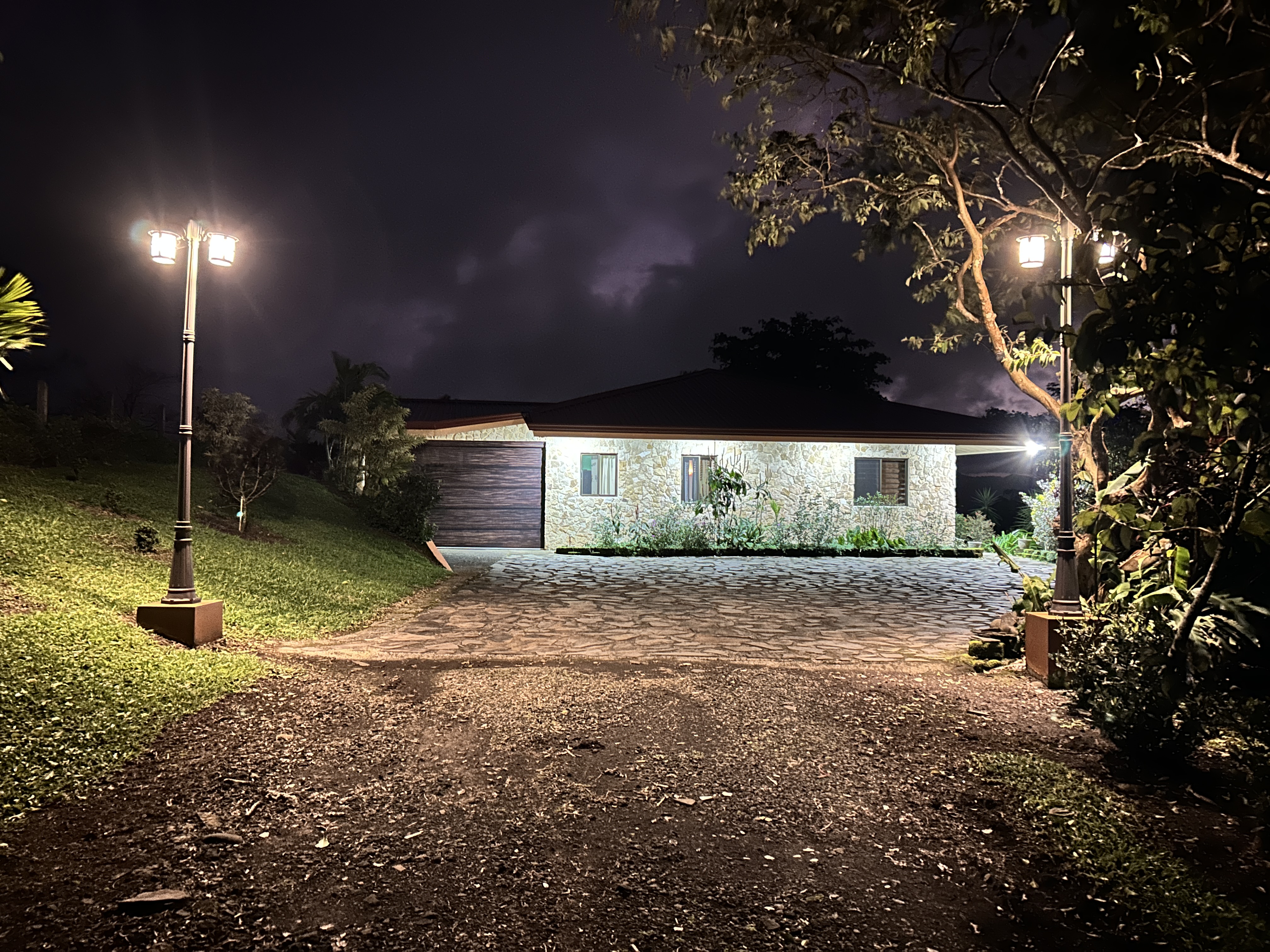 Charming 3-Bedroom Home with Guest House & Stunning Lake Arenal Views 