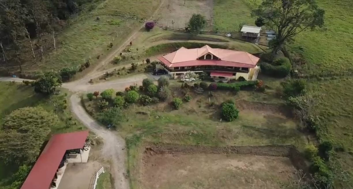 Sprawling, 2 BD/2 BA Home+Office+Apt+Stables+Green House in Tronadora