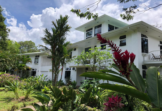 Villa Corazón: Luxury 4BD, 3.5BA Home + 3BD, 3.5BA GuestHouse w/ LAKE ACCESS