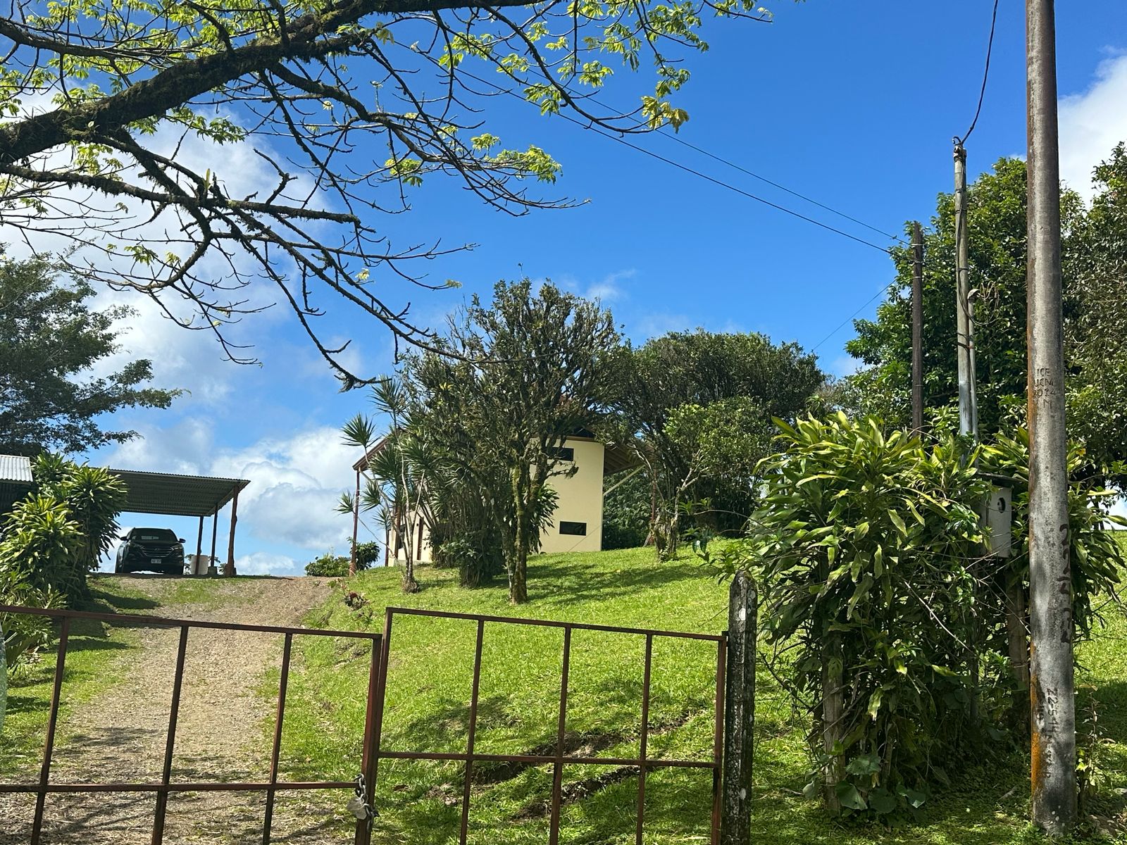 Newly 1 Bedroom 2 Bathroom Home with Lake and Volcano View 