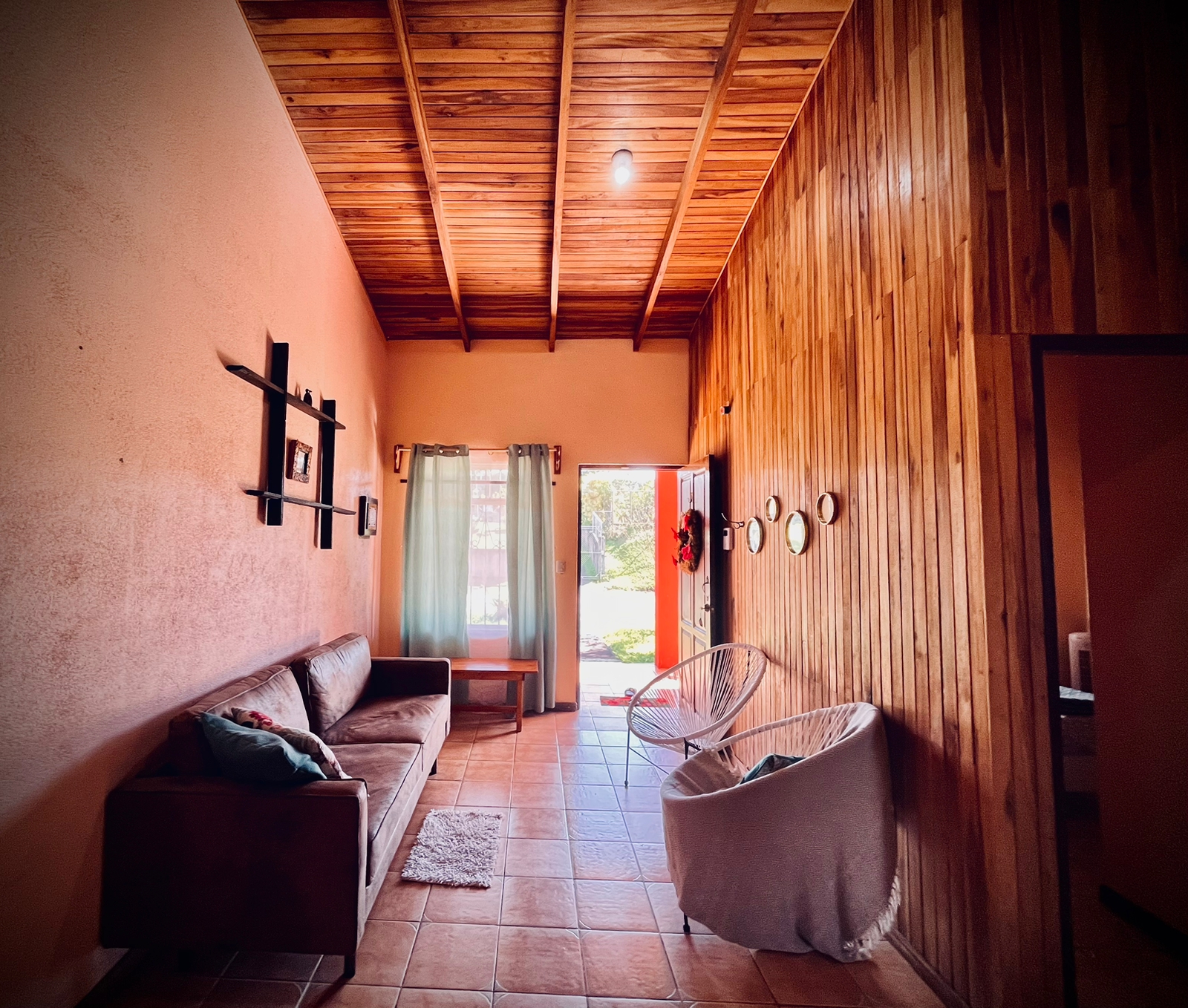 Cozy, 2BD/1BA House walking Distance to Downtown Nuevo Arenal