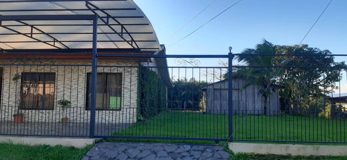 Lovely 4-Bedroom, 1-BA Tico House + Rancho with ½ BA in Tronadora 