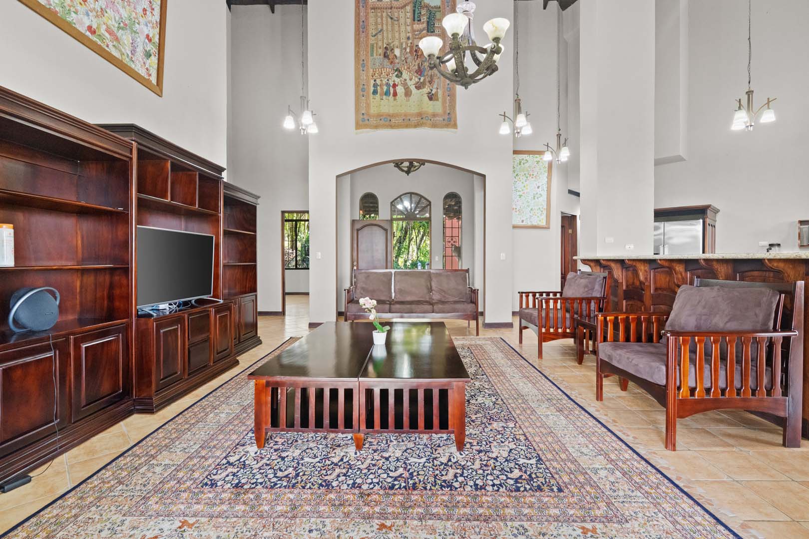 Luxury Home w/ Stunning Mountain Views on a 10,000 m² Estate