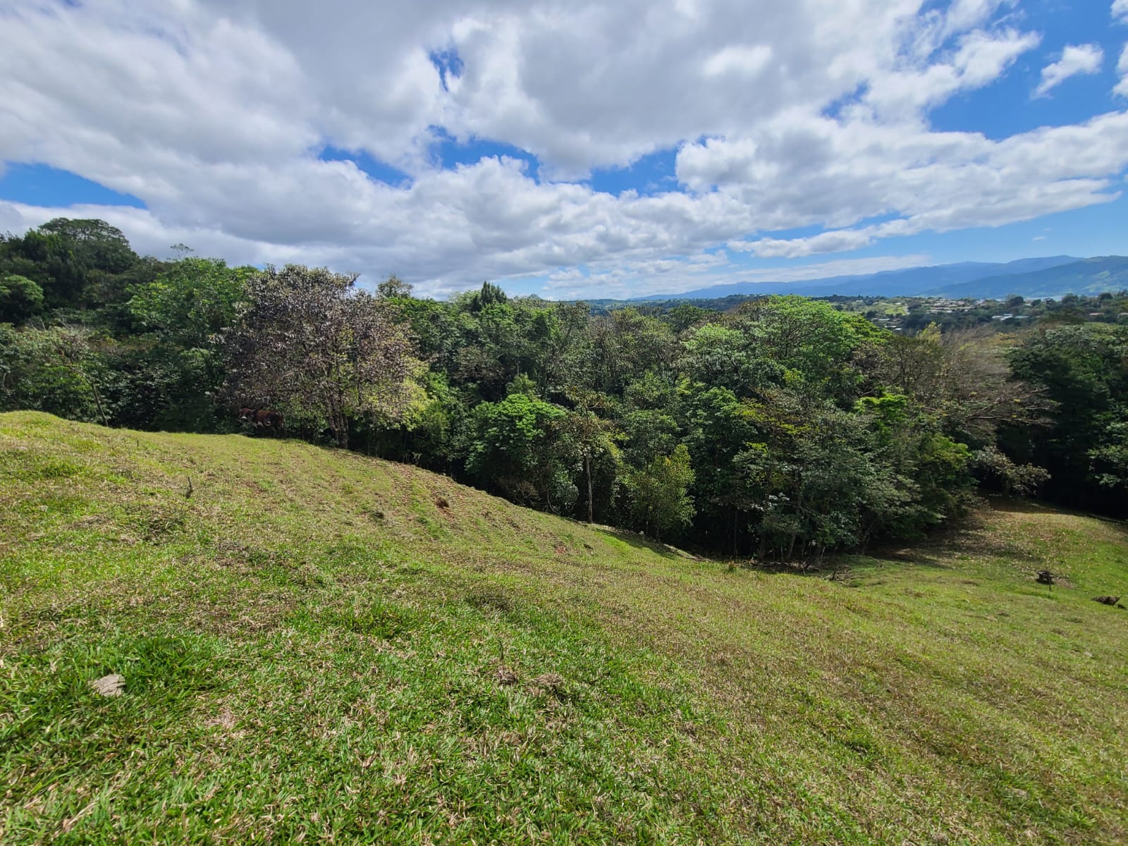 35,000 Sqm Property with Spectacular Lake Arenal View and Ravine