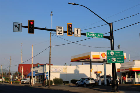 Tillamook Oregon Valmont Roadway Traffic Pole With Mast Arm Luminaire Arm Deco Base 04