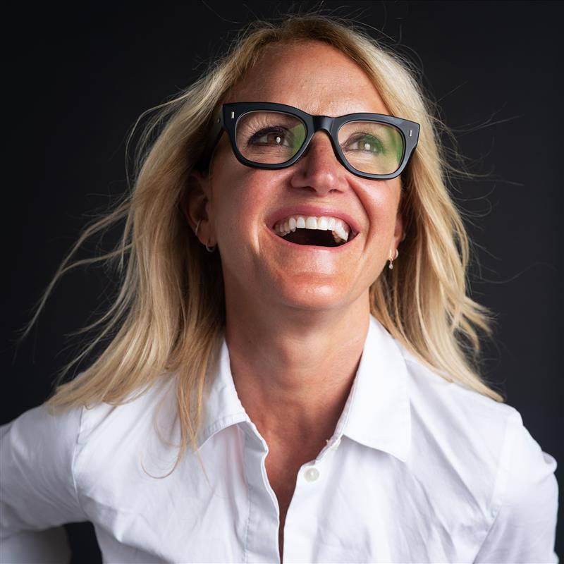 1. Mel Robbins Headshot (4).jpg