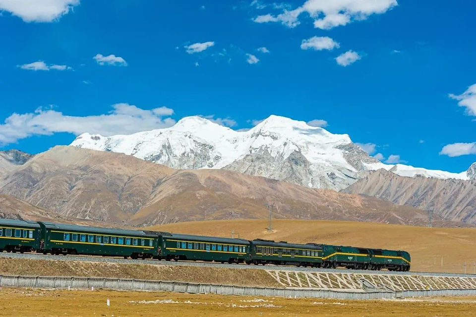 The train through the “Roof of the World” 
