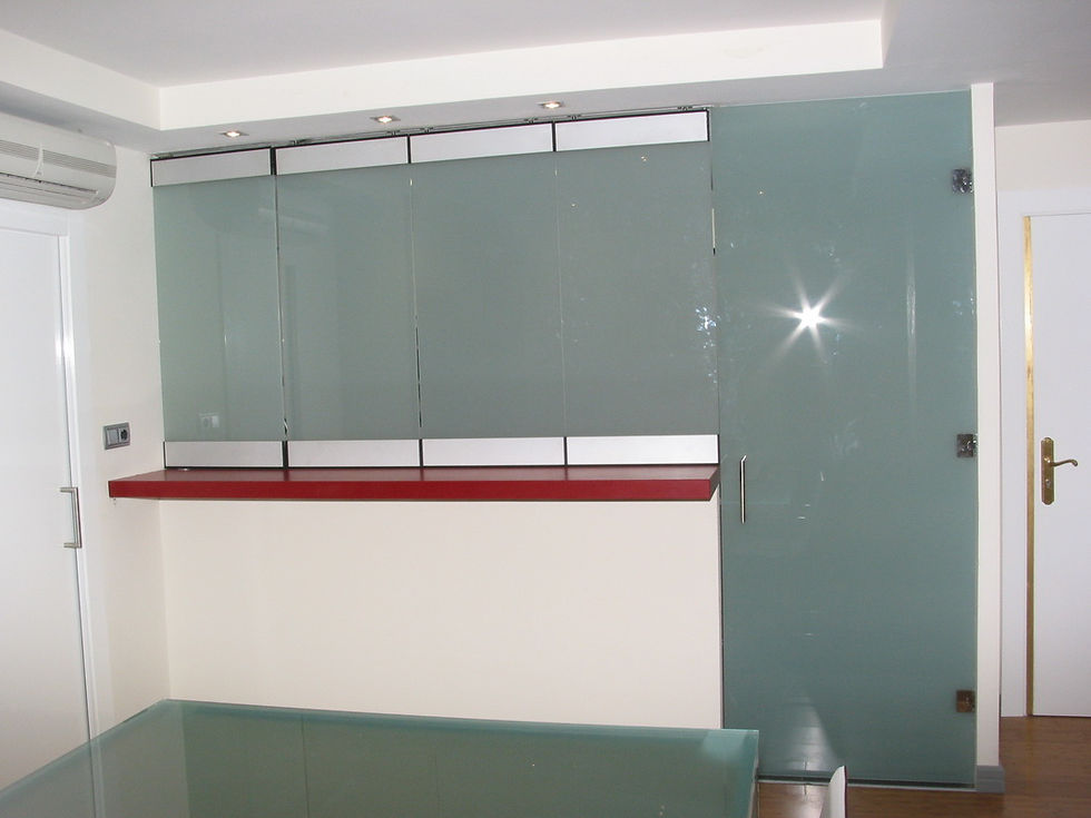 Cocina en U con barra y vidrios