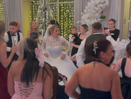 Transform Your Wedding Atmosphere: The Role of Interactive Performances by Singing Waiters