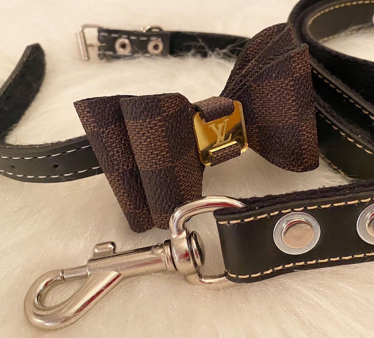 Coleira com guia de couro grife inspiração