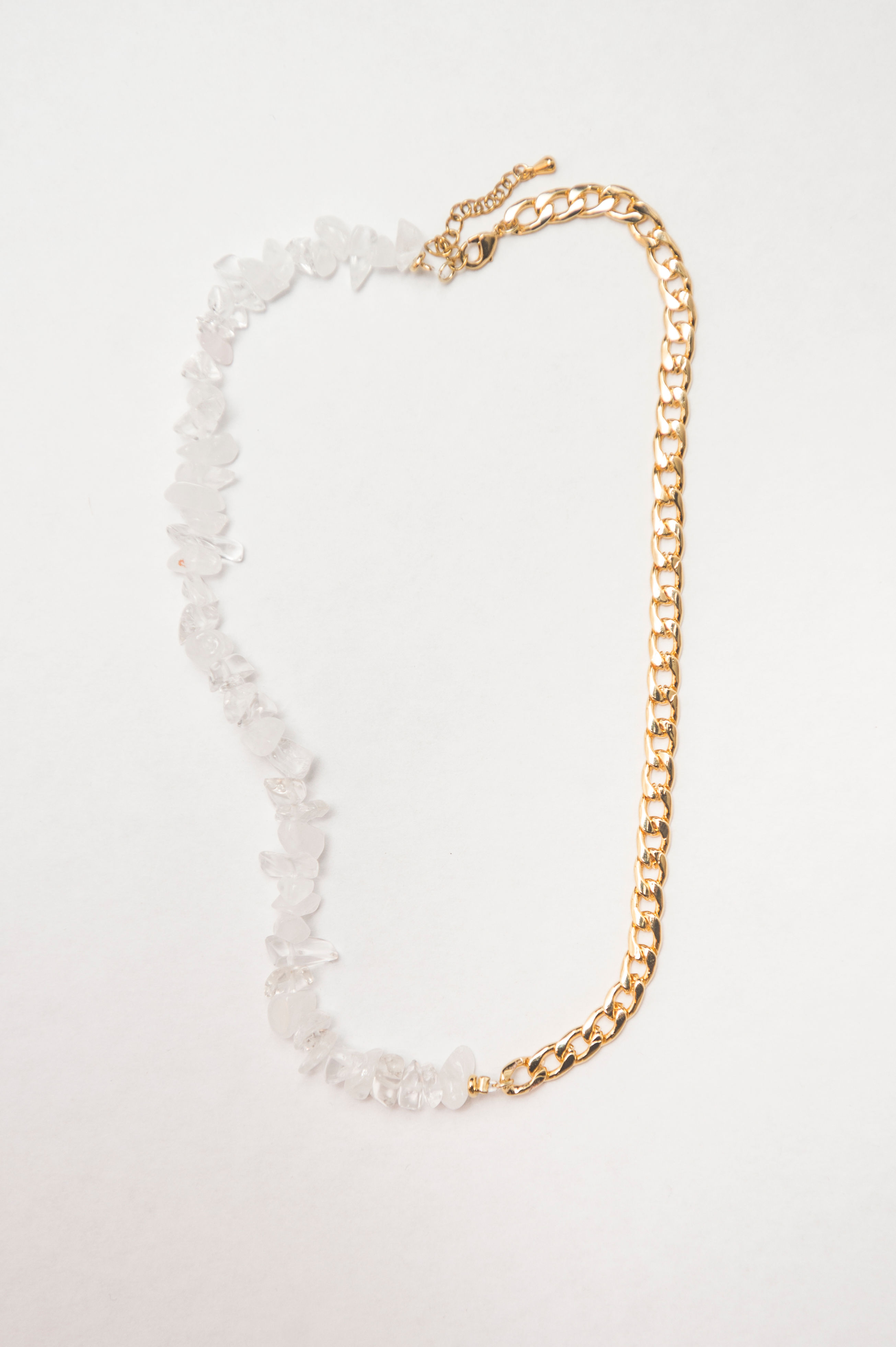 Collier alliant cristal de roche et chaîne dorée acier inoxydable