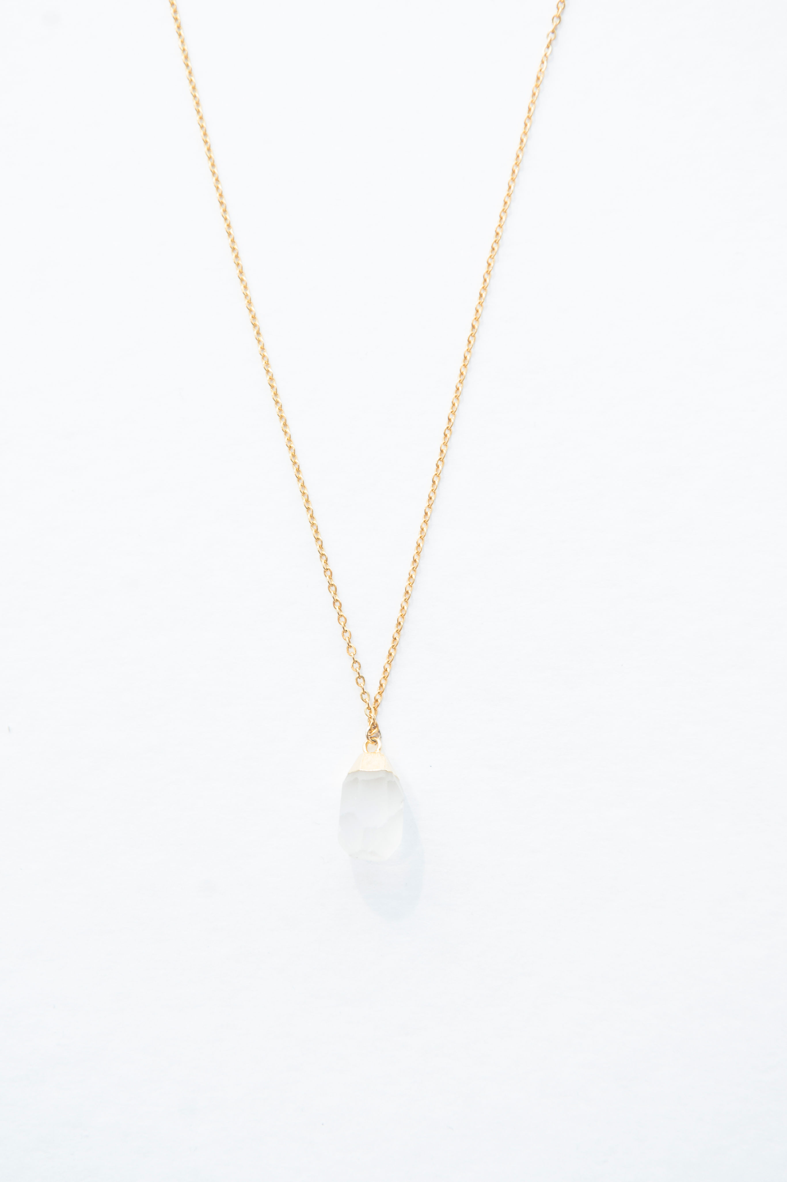 Collier muni d'une pierre préciseuse Stone en cristal de roche (doré ou argenté)