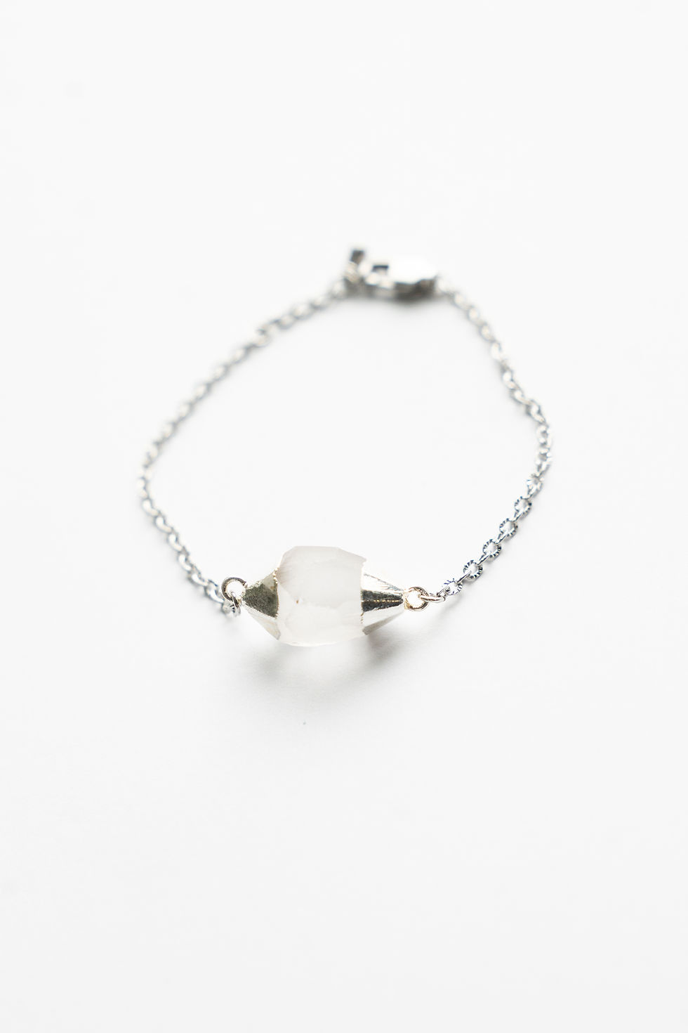 Miniature : Bracelet doré ou argenté muni d'une pierre précieuse Stone  en cristal de roche